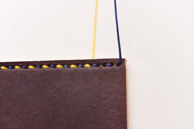 縫い糸を一本だけ使い、波縫いします。