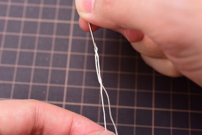 糸のこよりの中に縫い糸が通る形