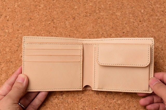 ヌメ革で作るシンプルな二つ折り財布 | レザークラフト入門講座